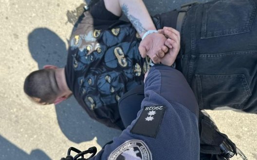 Поліція затримала озброєного чоловіка в Одесі: він здійснив кілька пострілів, пролунав вибух. ФОТО