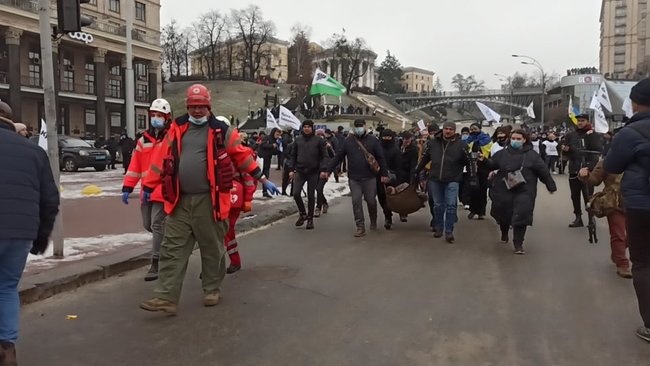 Протест ФОПів: Правоохоронці спробували демонтувати намети - застосовували сльозогінний газ 17
