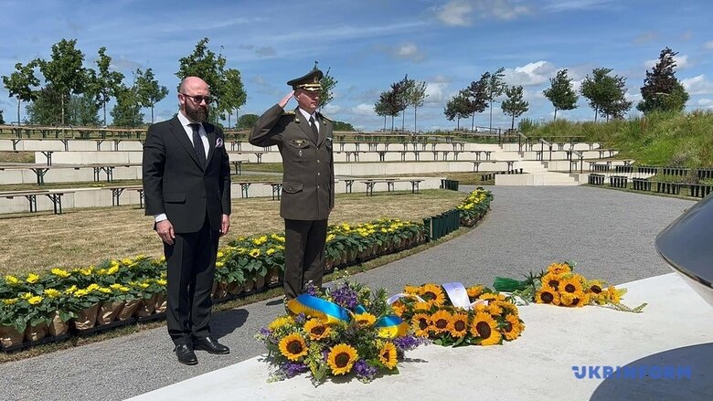 В Нидерландах почтили память погибших в катастрофе МН17: имена жертв зачитали их родственники 08