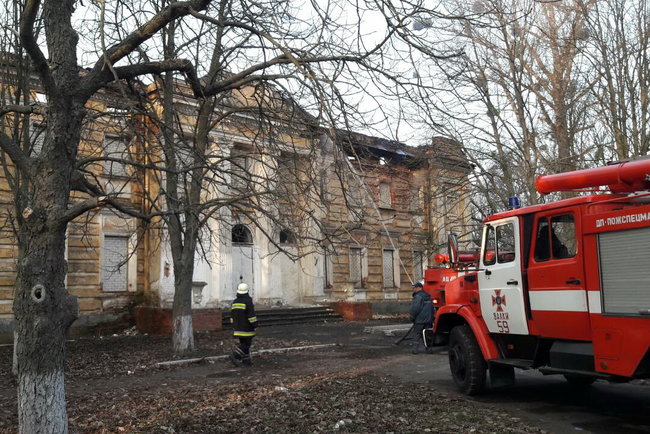 ДСНС гасить пожежу в садибі Шидловських Старомерчицького палацово-паркового комплексу на Харківщині 03