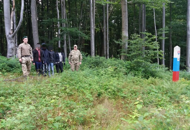 12 нелегалов из Вьетнама задержаны на границе со Словакией, - Госпогранслужба 01
