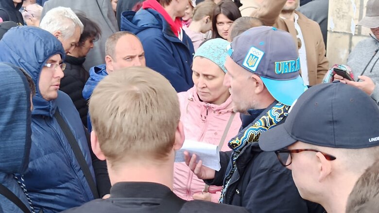 Понад 1200 українців стоять у черзі за маркою Русскій воєнний корабль… ВСЬО! 03