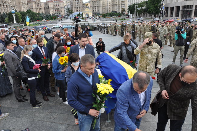 С погибшим Героем Украины Тарасом Матвиивым простились на Майдане Незалежности в Киеве 88