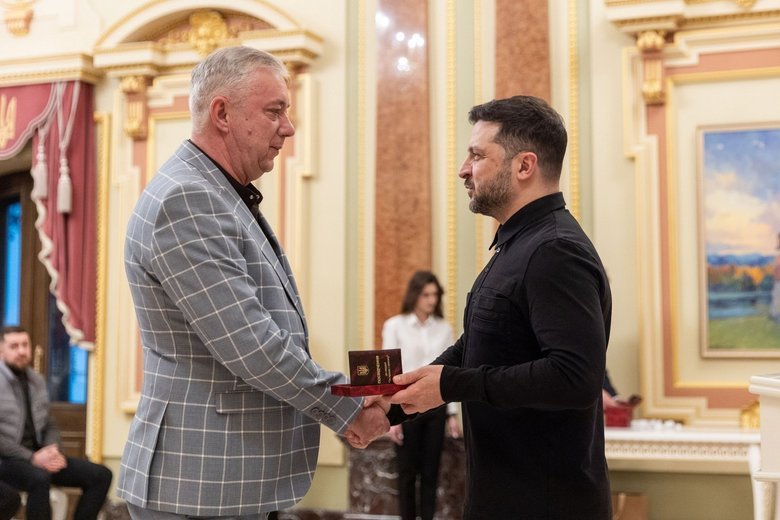 Зеленський нагородив енергетиків