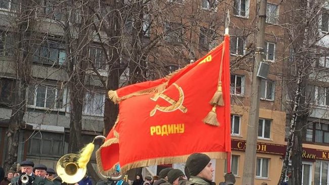 Річницю визволення Кривого Рогу від фашистів відсвяткували парадом із радянською символікою 02