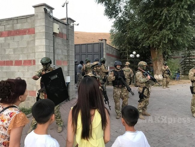 Під час затримання спецпризначенцями експрезидента Киргизстану Атамбаєва поранено декількох осіб 01