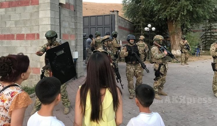 Під час затримання спецпризначенцями експрезидента Киргизстану Атамбаєва поранено декількох осіб. ВІДЕО+ФОТОрепортаж