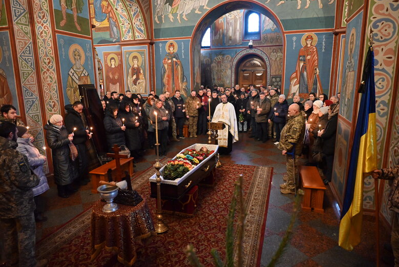 В Киеве простились с известным спелеологом, инженером и зооспасателем Святославом Романчуком (Нутрий), который погиб в бою с оккупантами 12