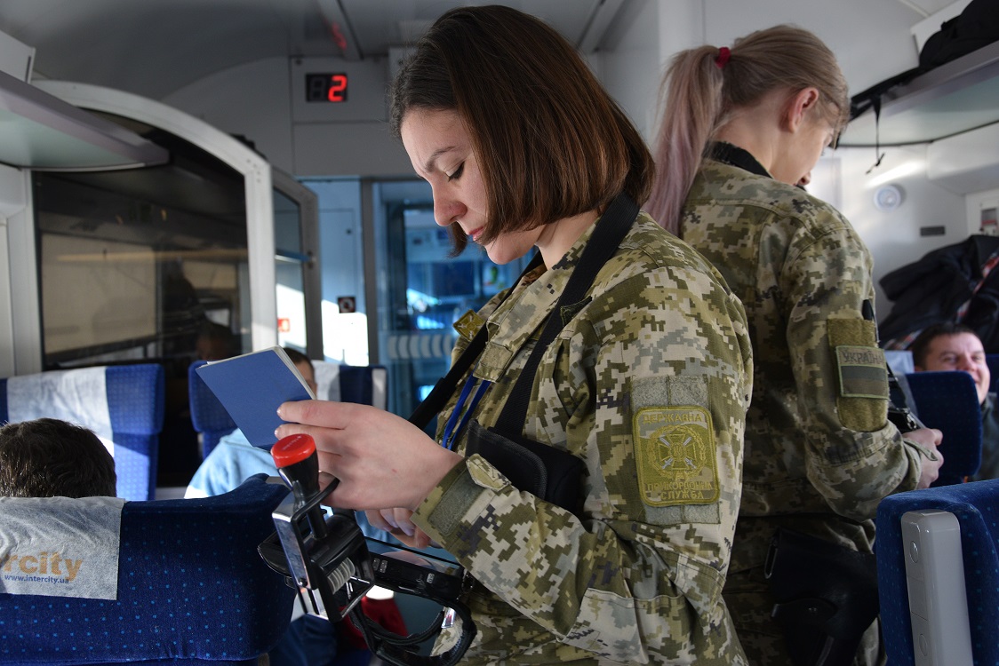 Вывоз детей: Женщина пыталась вывезти в Россию младенца без надлежащих  документов | Цензор.НЕТ