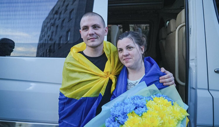 Мати й син з "Азовсталі" три роки були в російському полоні і вперше зустрілися на сьогоднішньому обміні. ВIДЕО