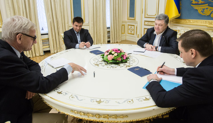 Poroshenko met with Carl Bildt, presented him with vyshyvanka. PHOTO