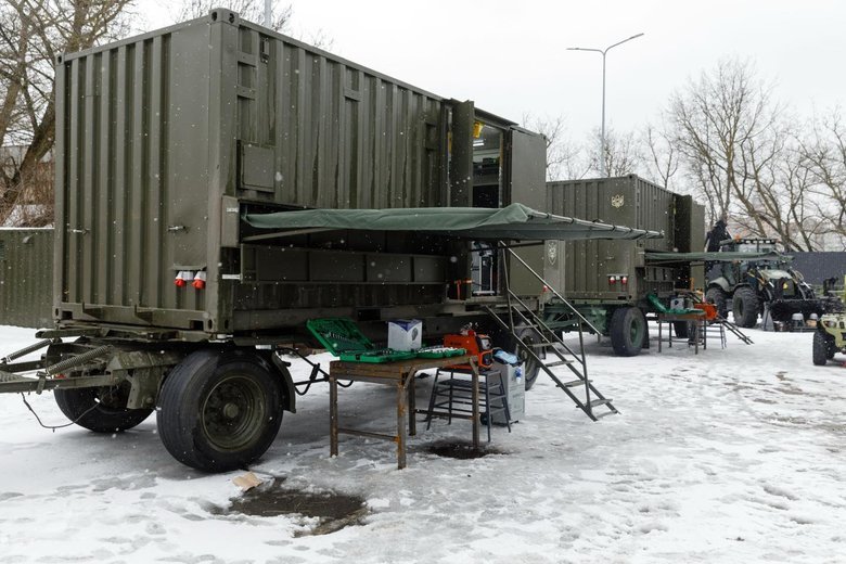Порошенко передав партію техніки захисникам на передову