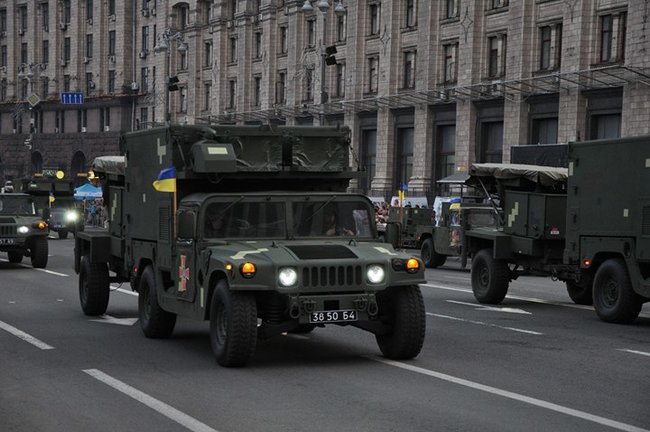 Від Точки-У до Джавелінів: вражаючі кадри 250 одиниць бойової техніки на Хрещатику 26