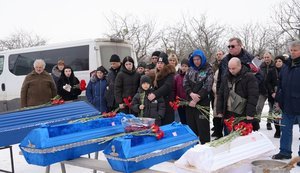 Із ветераном Григорієм Шикулою і його трьома дітьми, які загинули через удар РФ по Богодухову, попрощались на Харківщині. ФОТОрепортаж