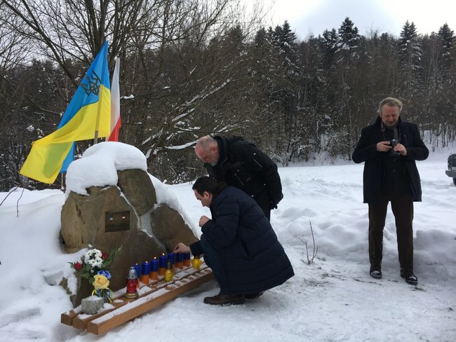 Польський дисидент Калиновський встановив памятний знак Героям Небесної Сотні на своїй ділянці 01