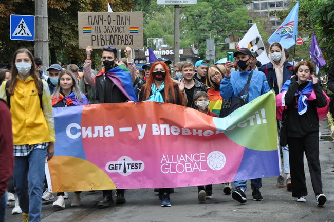 Руху ЛГБТ-маршу намагалася перешкодити жінка, яка лягла на асфальт і кричала про перетворення хлопчиків на геїв 04