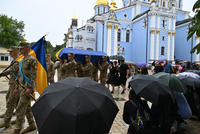 Із бойовим медиком Євгеном Бешлягою, який загинув під Бахмутом під час здійснення евакуаційної місії, попрощалися у Києві 02