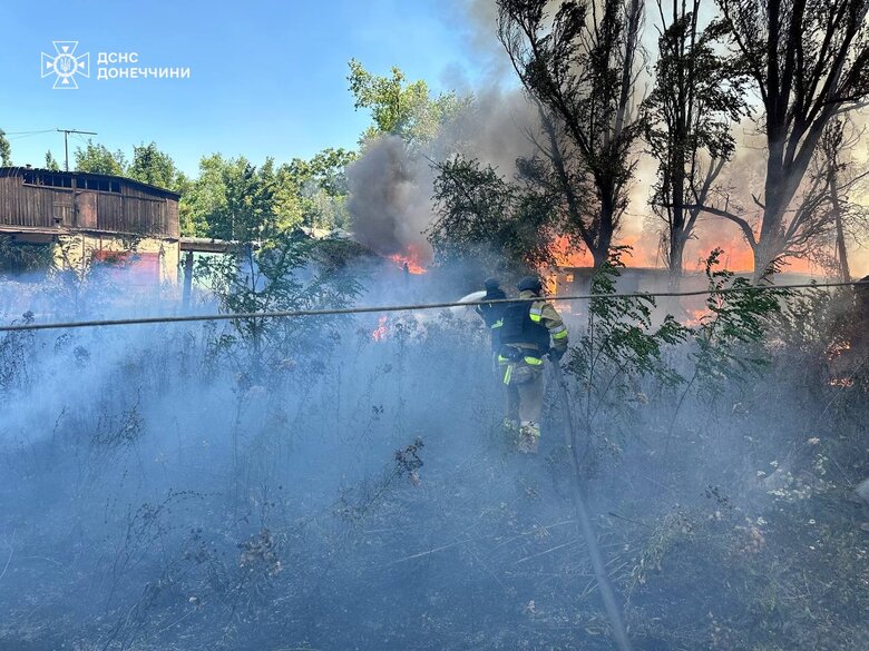 В Українську після обстрілів горіли гаражі