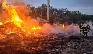 Атака российских БПЛА вызвала пожар на предприятии на Харьковщине. ФОТОРЕПОРТАЖ