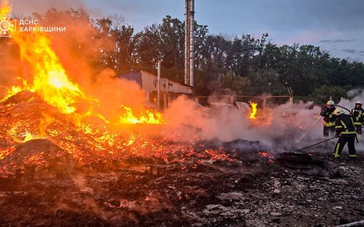Атака російських БпЛА спричинила пожежу на підприємстві на Харківщині. ФОТОрепортаж