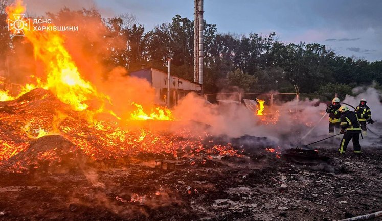 Атака российских БПЛА вызвала пожар на предприятии на Харьковщине. ФОТОРЕПОРТАЖ