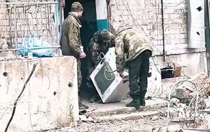росіяни мародерять в окупаованій Авдіївці