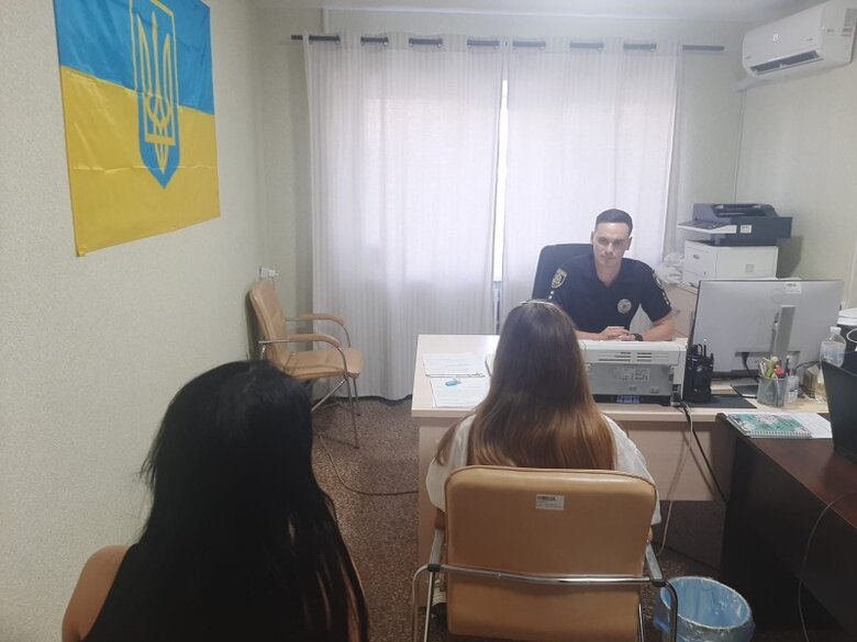 14-річна школярка в Харкові розклеювала листівки за ХНР, - поліція 02