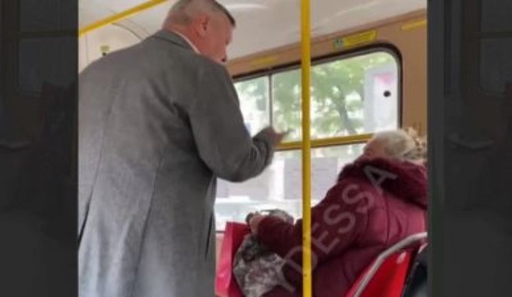 "Закрой рот! Езжай во Львов или Тернополь и там свисти!", - "Не хочеш, падло, українською говорити? Здохнеш, сука така!" - одесситы в трамвае №5 обсуждают языковой вопрос. ВИДЕО