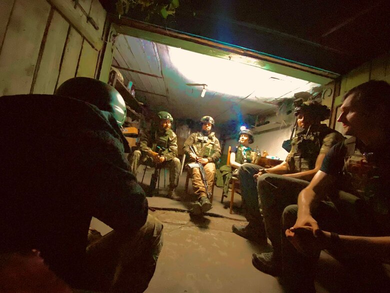 Військовий хірург Дмитро Андрощук, позивний Данте: Одного разу привезли пораненого, біля якого упали і розірвалися три дрони-камікадзе… 09 Військовий хірург Дмитро Андрощук, позивний Данте: Одного разу привезли пораненого, біля якого упали і розірвалися три дрони-камікадзе… 09