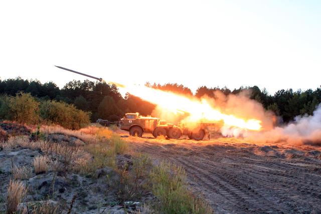 Артилеристи провели на Чернігівщині бойові стрільби 04 Артилеристи провели на Чернігівщині бойові стрільби 04