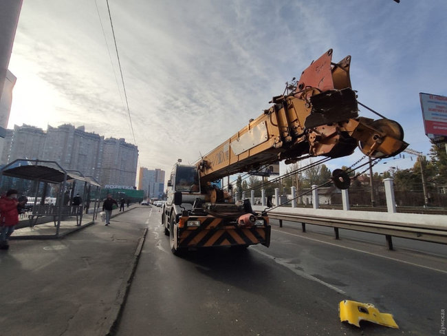 Автокран протаранил стрелой маршрутку в Одессе, пострадали трое пассажиров 04