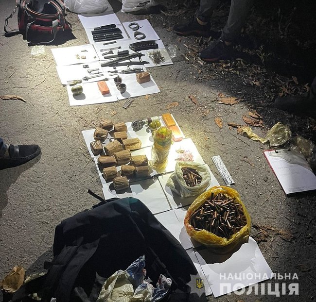 Гранати, набої і комплектуючі деталі до зброї: перехожий виявив у закинутій будівлі в Броварах дві сумки з боєприпасами 03