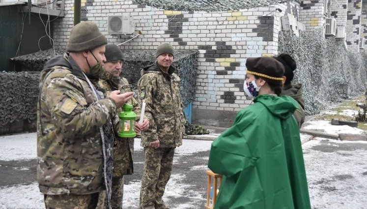 "Пластуны" доставили Вифлеемский огонь мира в район проведения операции Объединенных сил. ФОТОрепортаж