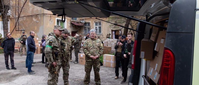 Порошенко привіз захисникам Краматорська бронежилети та кевларові шоломи 01
