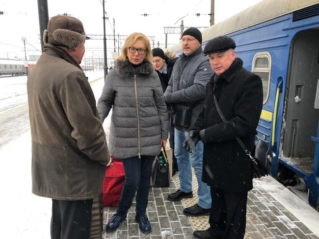 Денісова з членами сімей військовополонених моряків прибула в Москву: Намагатиметься потрапити на засідання Лефортовського суду 01