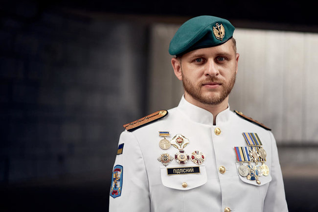 Офіцер-морпіх Андрій Підлісний: Радянщину офіцерам нав’язують в академіях деякі викладачі. Молодий офіцер якось заявив, що у разі ще однієї Революції Гідності відкриє вогонь по натовпу, бо поняття злочинний наказ для нього не існує 01