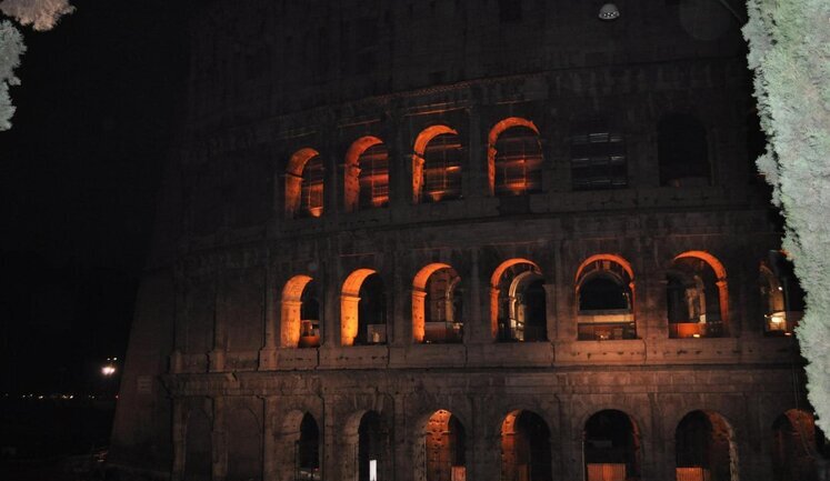 More than 60 world’s most famous locations turned off lights in solidarity with Ukraine. VIDEO