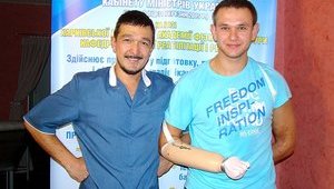 Офицер Олег Березовский, потерявший в АТО кисти обеих рук, поступил в академию физкультуры и стал массажистом. ФОТО