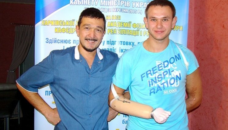 Офицер Олег Березовский, потерявший в АТО кисти обеих рук, поступил в академию физкультуры и стал массажистом. ФОТО