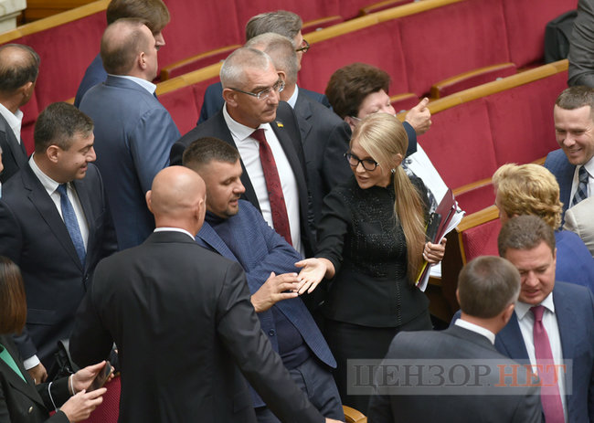 Усі обіймаються та обмінюються любязностями, Тимошенко шепочеться, Порошенко задумливий, Разумков розводить руками, - день роботи Ради 7 вересня 05