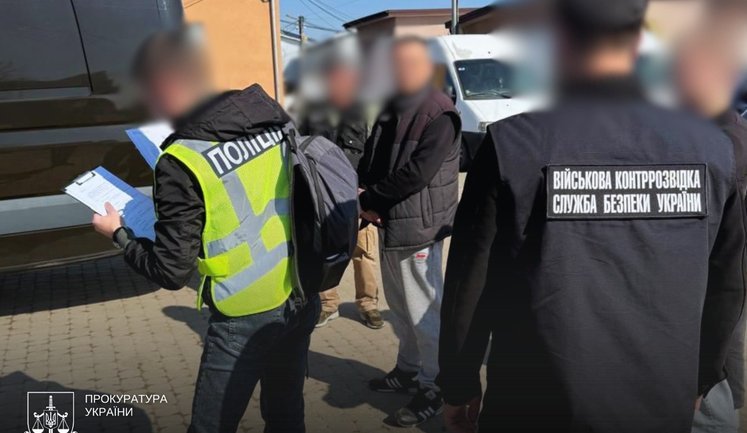 На Прикарпатье раскрыли схему в ТЦК: задержаны чиновник и его отец. ФОТОрепортаж