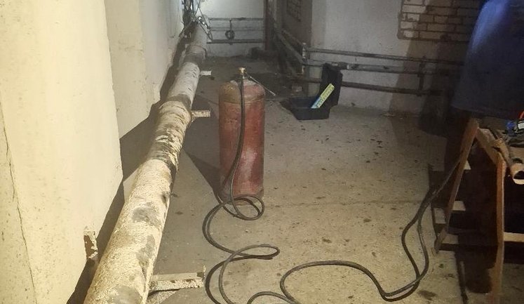 Хроніки гібридної мерзлоти: репортаж про те, як виживають мешканці аварійних будинків на столичних Теремках