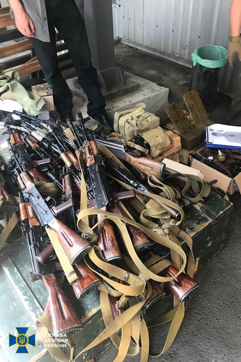 На незаконному зберіганні зброї та боєприпасів викрито один із добробатів Києва, - СБУ 06