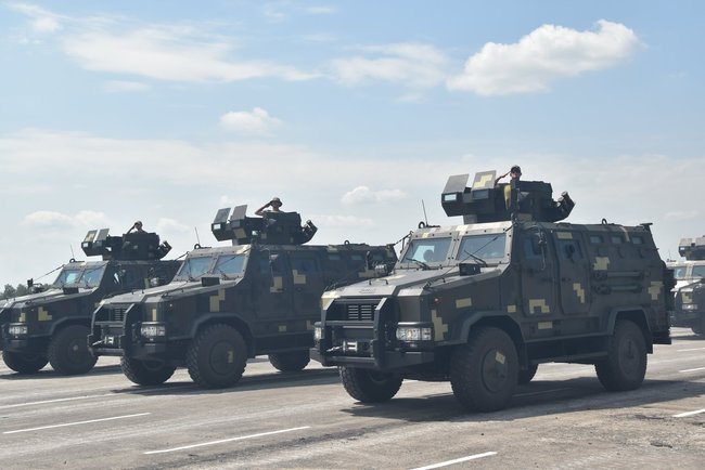 Понад тисяча військовослужбовців і 300 одиниць техніки проводять на Чернігівщині репетицію параду до Дня Незалежності 08