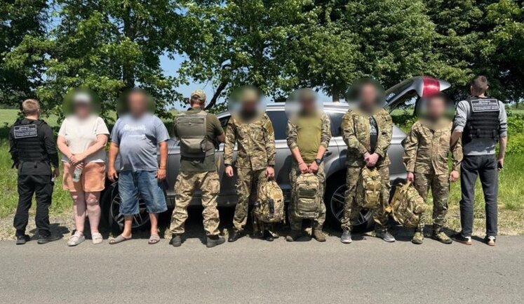 Четверо чоловіків, перевдягнувшись у військову форму, намагались втекти до Молдови, - ДПСУ. ФОТО
