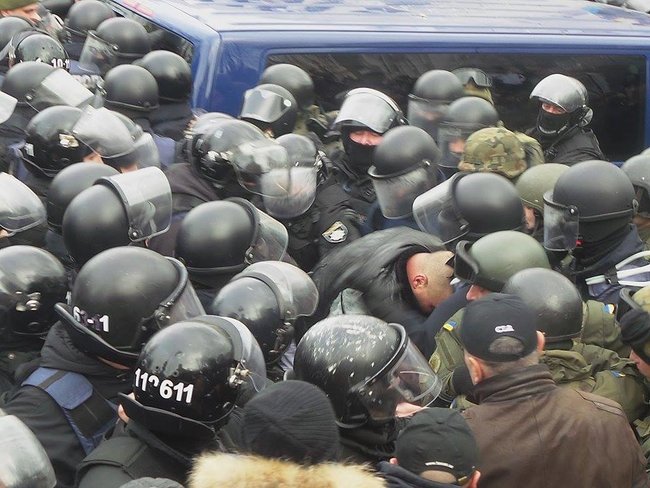 Supporters release Saakashvili from paddy wagon 04