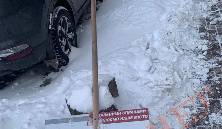 "Безкоштовний спорт доступний кожному": в Киеве расчищают снег лопатами, сделанными из агиток Кличко. ФОТО ДНЯ