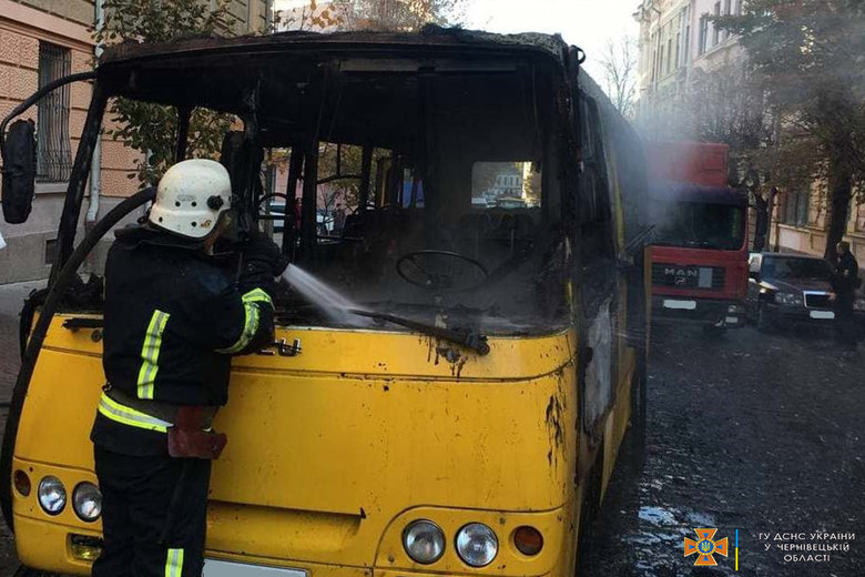 В Черновцах возле облгосадминистрации сгорела маршрутка 02