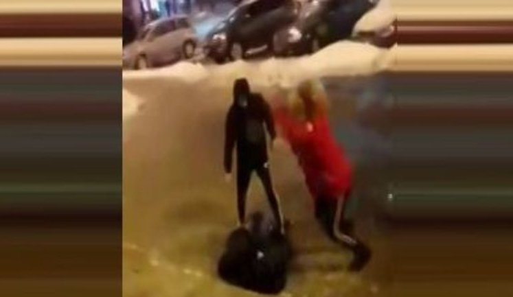 "На мене кинулася найменша - істота жіночої статі в червоній куртці", - підлітки в центрі Києва побили чоловіка і вдарили жінку. ВIДЕО