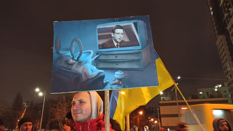 Біля телеканалу НАШ в Києві відбулась акція Вимкніть зброю Росії з вимогою санкцій проти Мураєва 05